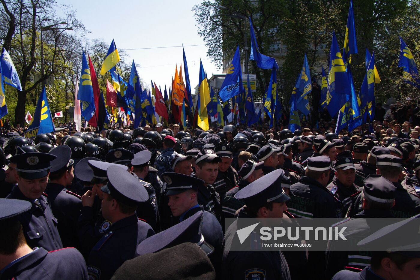 Supporters and opponents of naval base agreement