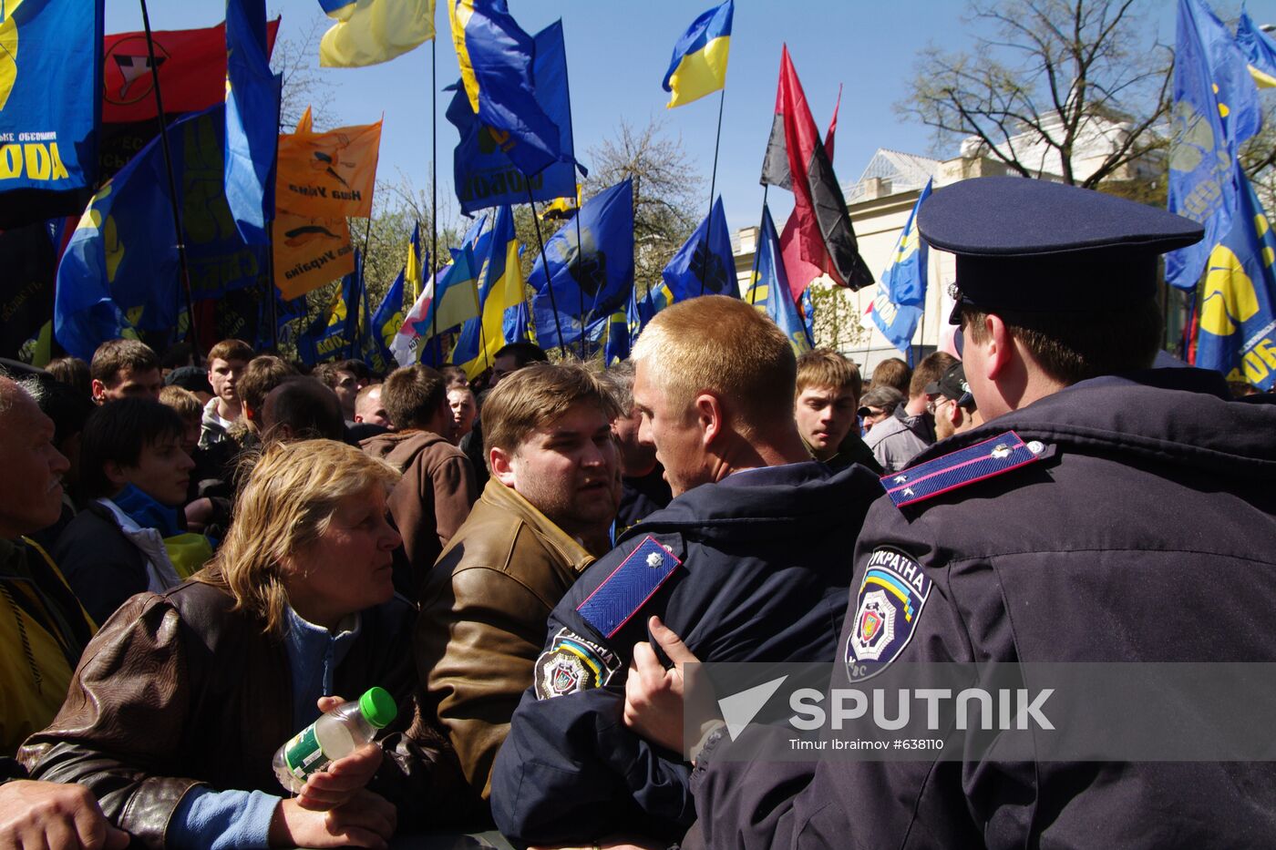 Supporters and opponents of naval base agreement