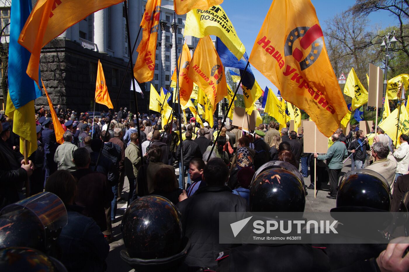Supporters and opponents of naval base agreement