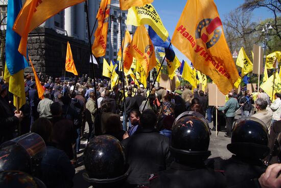 Supporters and opponents of naval base agreement