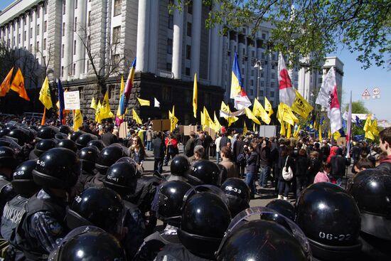 Supporters and opponents of naval base agreement