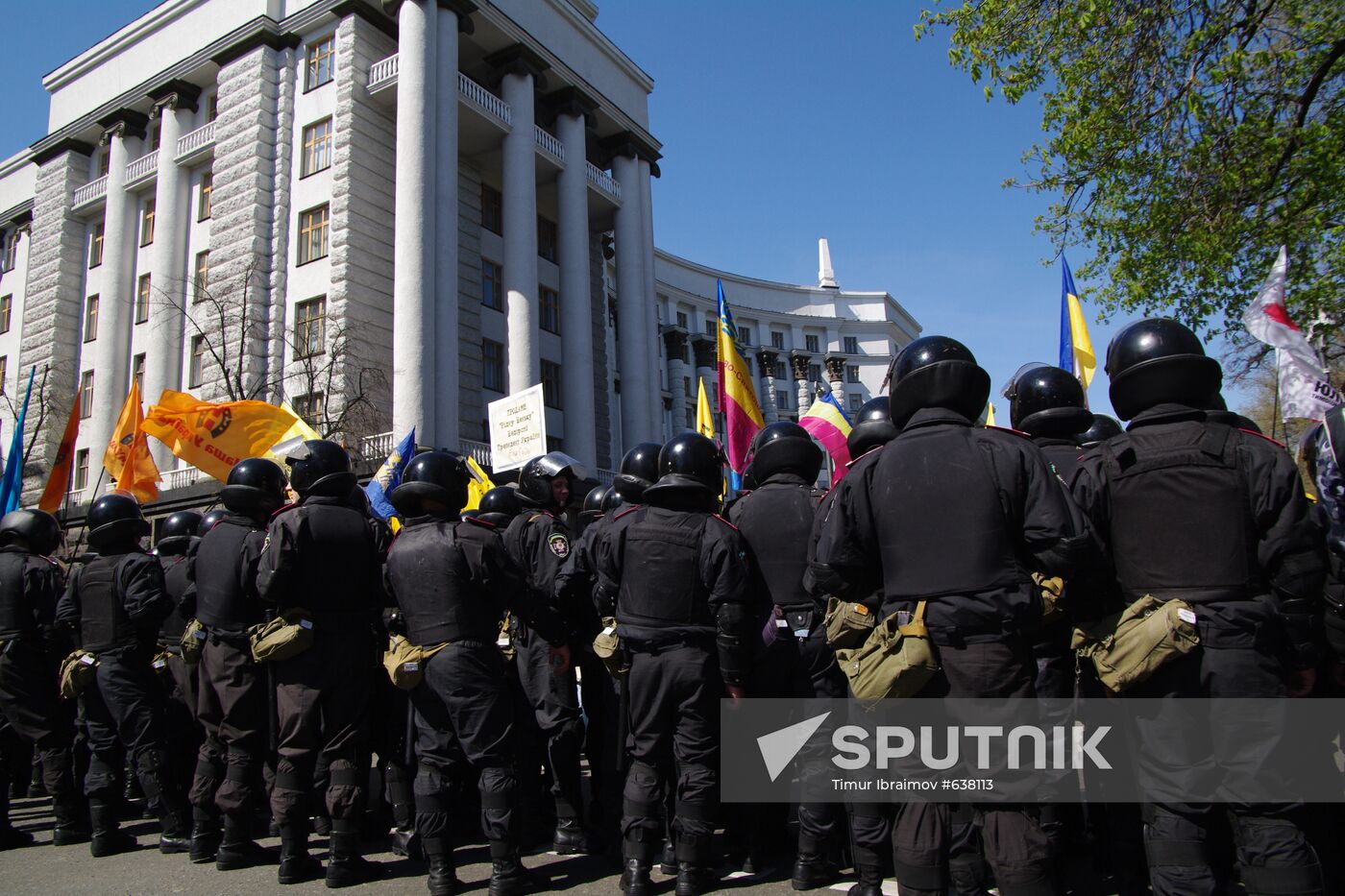Supporters and opponents of naval base agreement