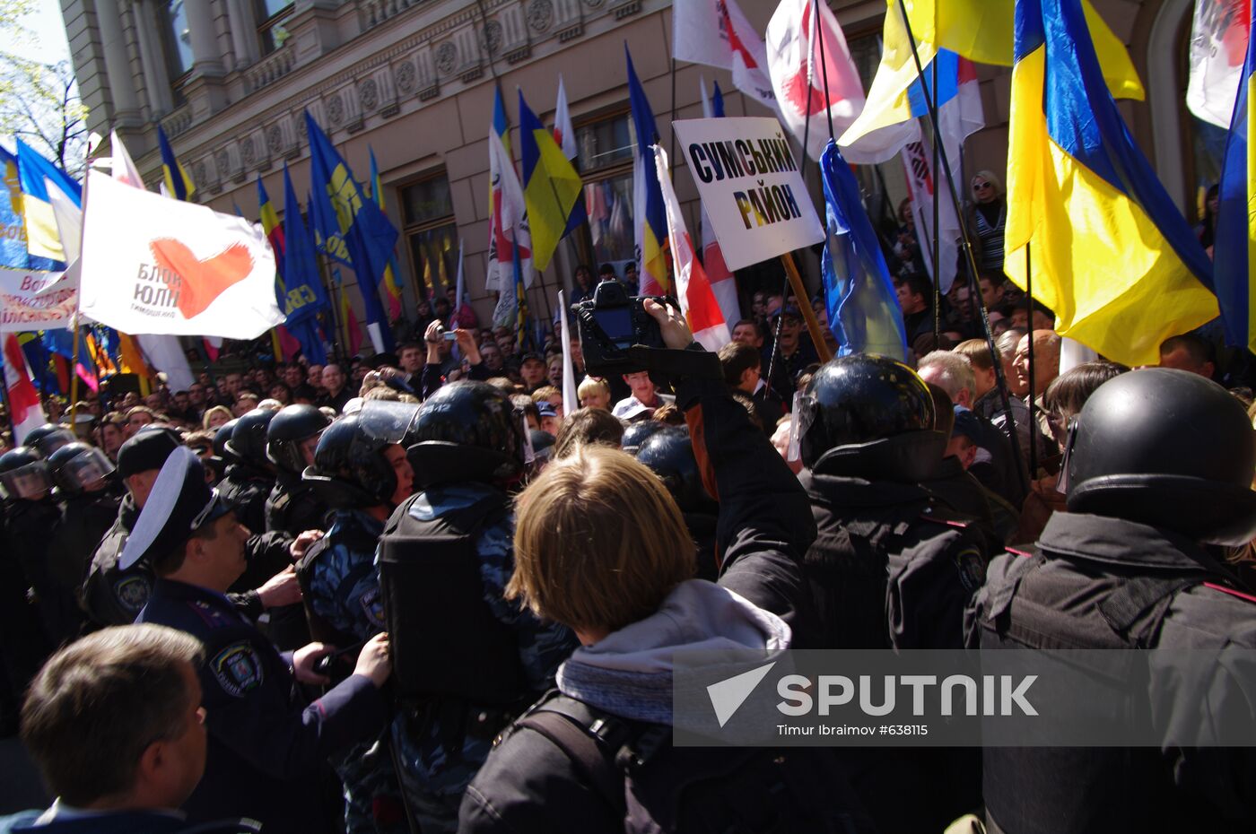Supporters and opponents of naval base agreement