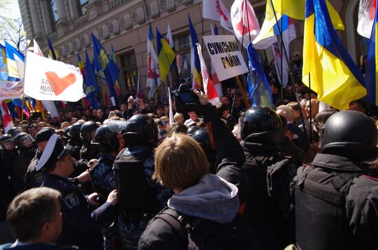 Supporters and opponents of naval base agreement