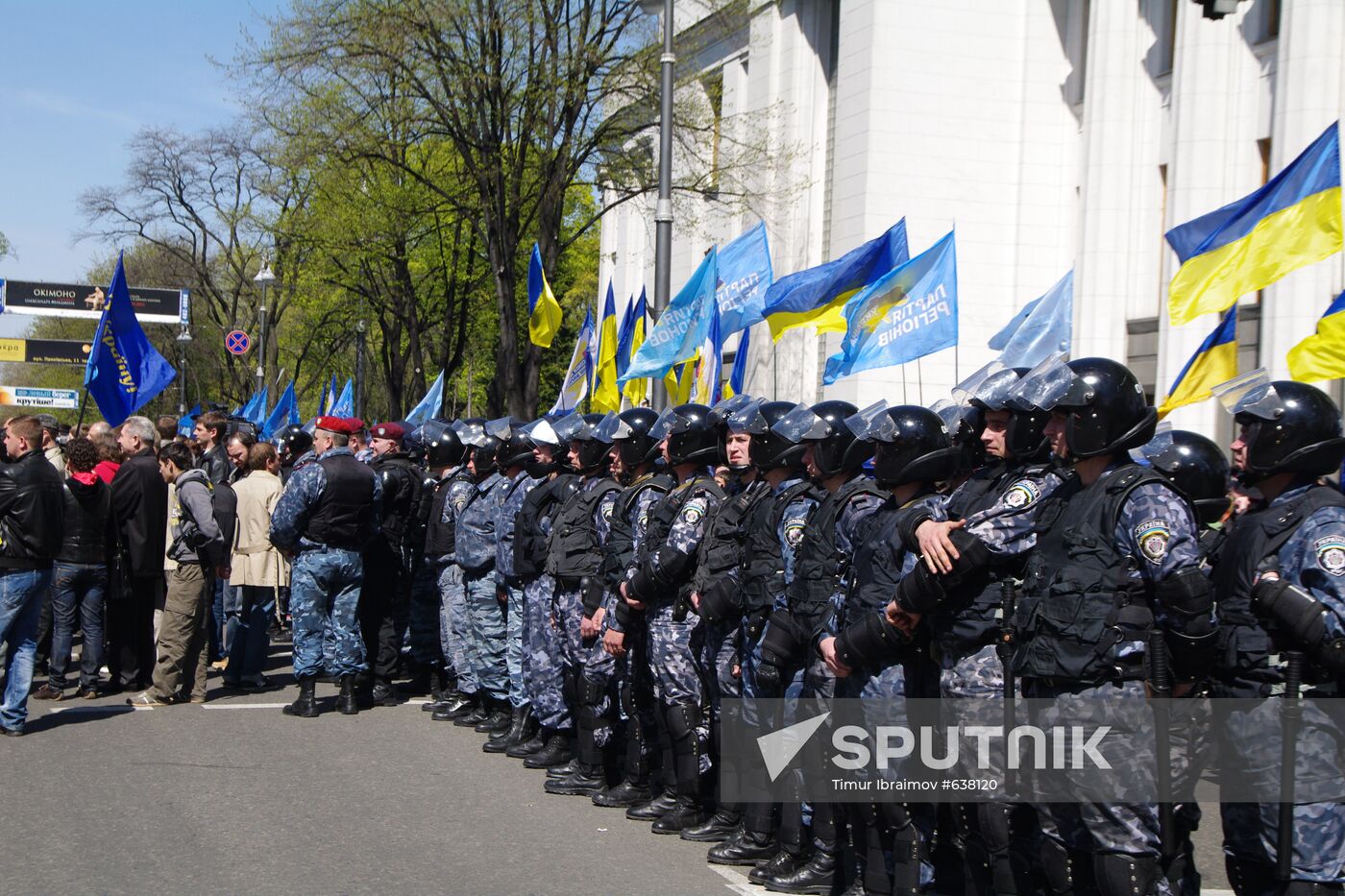 Supporters and opponents of naval base agreement