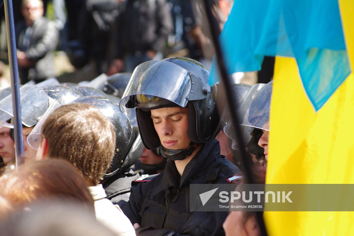 Black Sea Fleet pact supporters and protesters stage rally