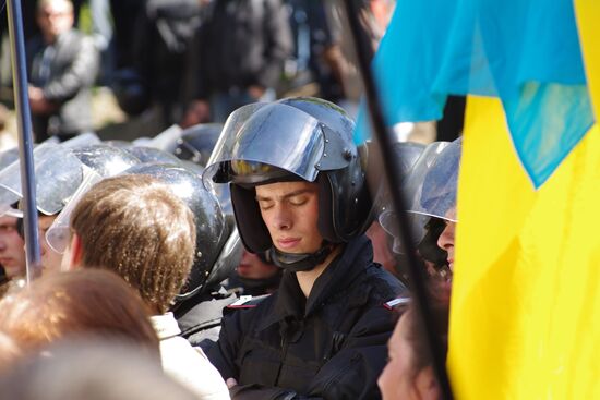 Black Sea Fleet pact supporters and protesters stage rally