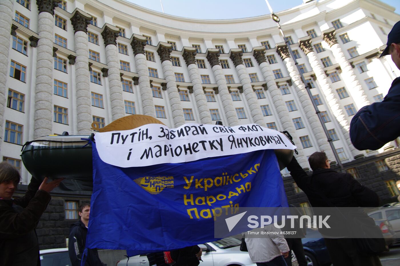 Black Sea Fleet pact supporters and protesters stage rally