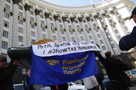 Black Sea Fleet pact supporters and protesters stage rally