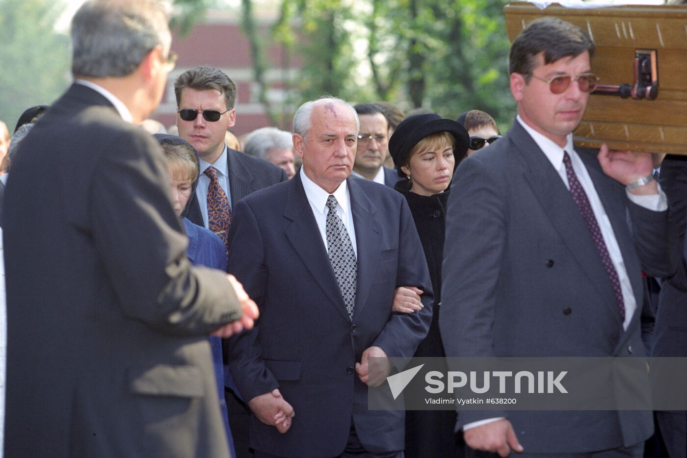 Mikhail Gorbachev with his daughter at the funeral of his spouse