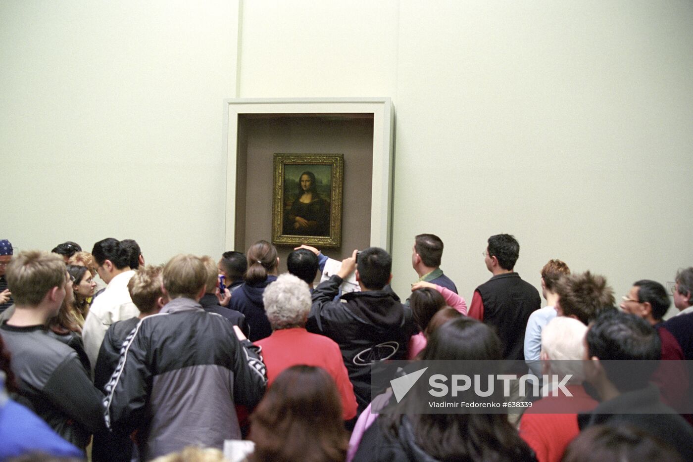People near Leonardo da Vinci's "Mona Lisa"