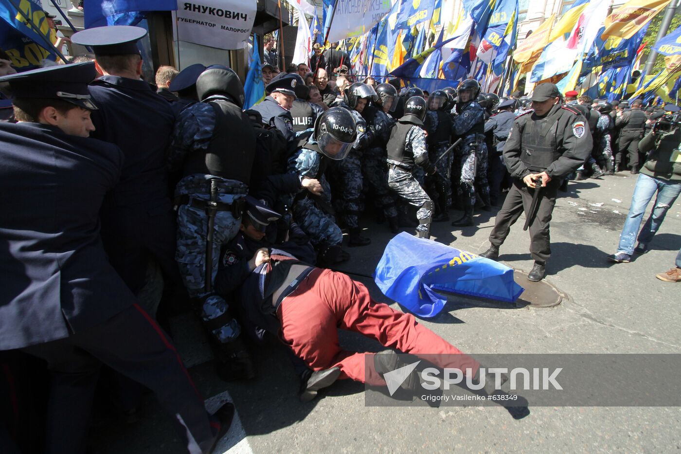 Black Sea Fleet pact supporters and protesters stage rally