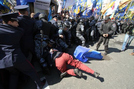 Black Sea Fleet pact supporters and protesters stage rally