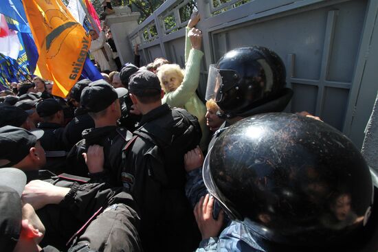 Black Sea Fleet pact supporters and protesters stage rally