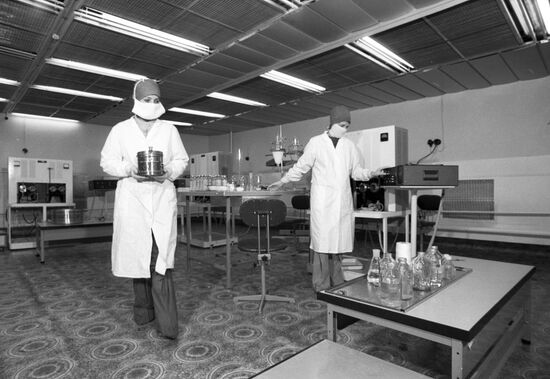 Sterile room for preparing perfluorocarbon emulsion