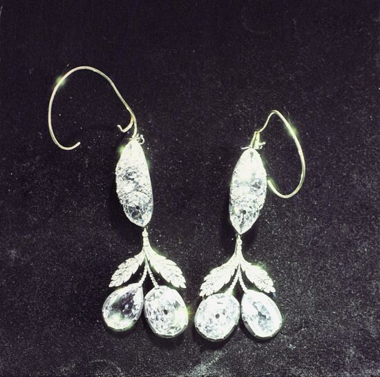 Pair of stem-shaped earrings with two fruit and two leaves, second half of 18th century