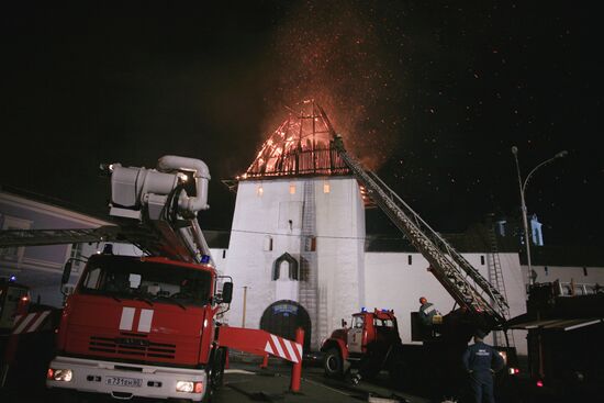 Fire brigades battle blaze at Pskov kremlin