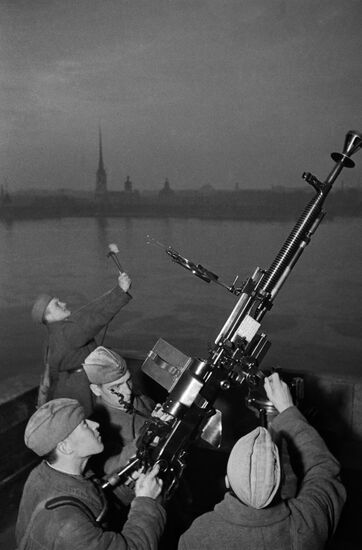 Anti-aircraft gun crew defending the skies over Leningrad