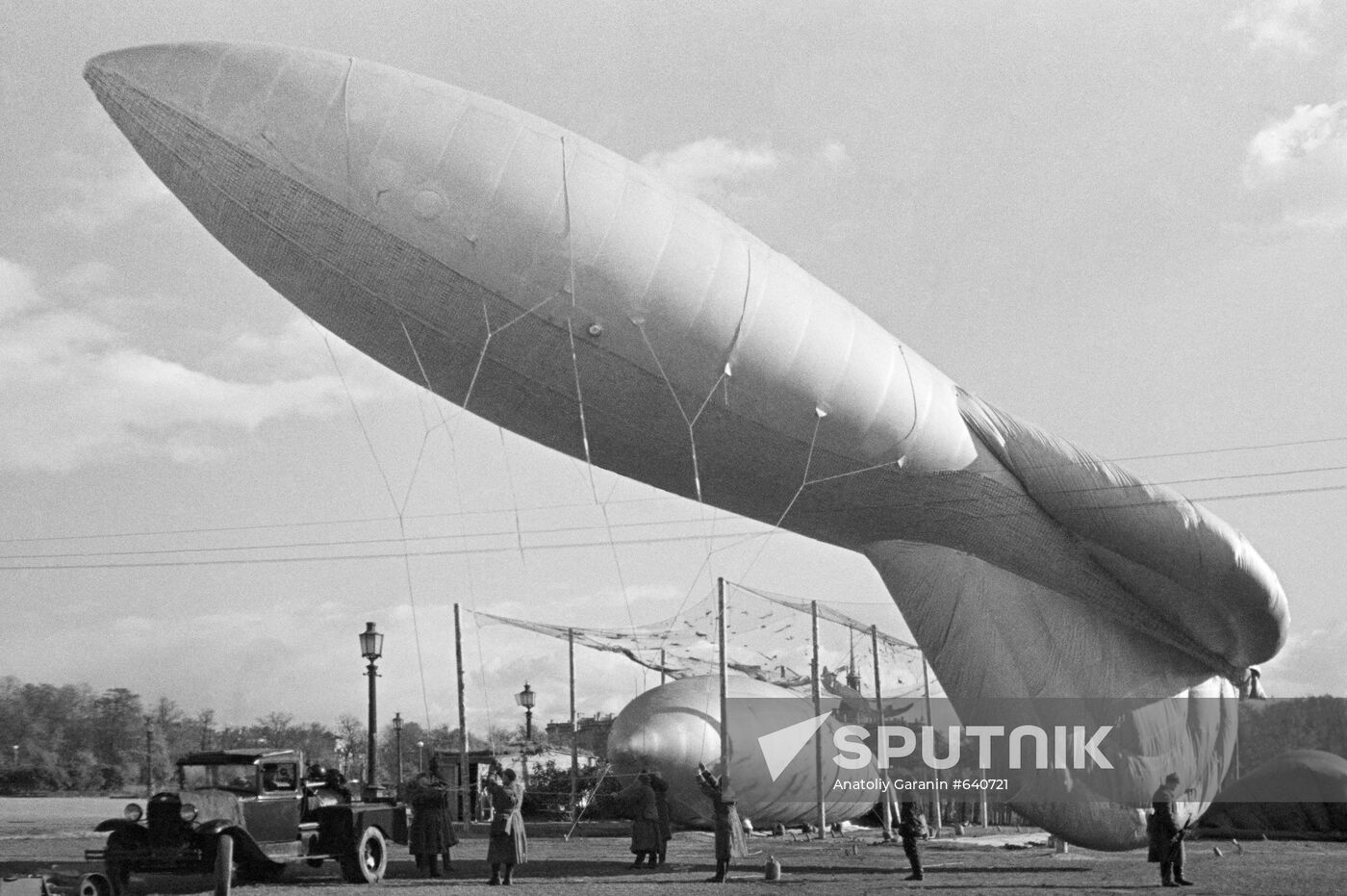 Aerostats on city streets