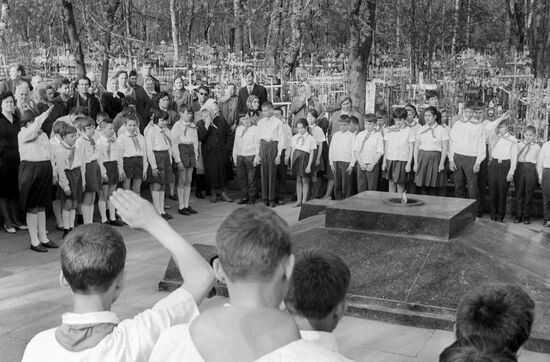 Young pioneers at the eternal flame