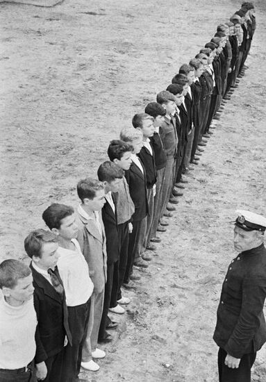 Training teenagers for military service