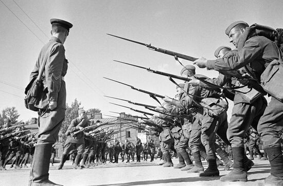 Soldiers train before going to fron tline