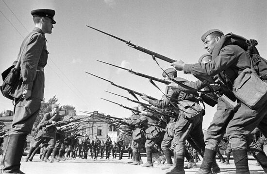 Soldiers train before going to fron tline