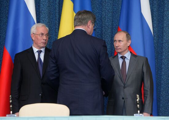Signing Russian-Ukrainian agreements