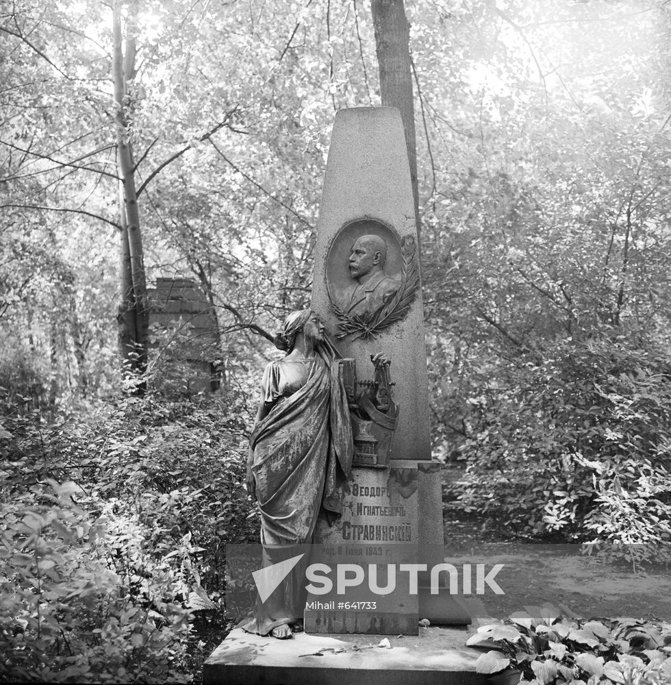 Memorial headstone at Fyodor Stravinsky's graveside
