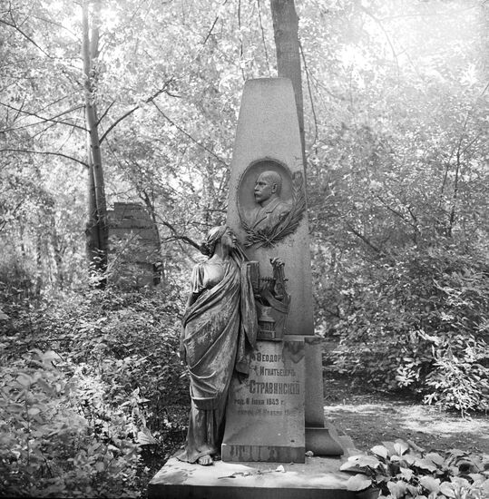 Memorial headstone at Fyodor Stravinsky's graveside