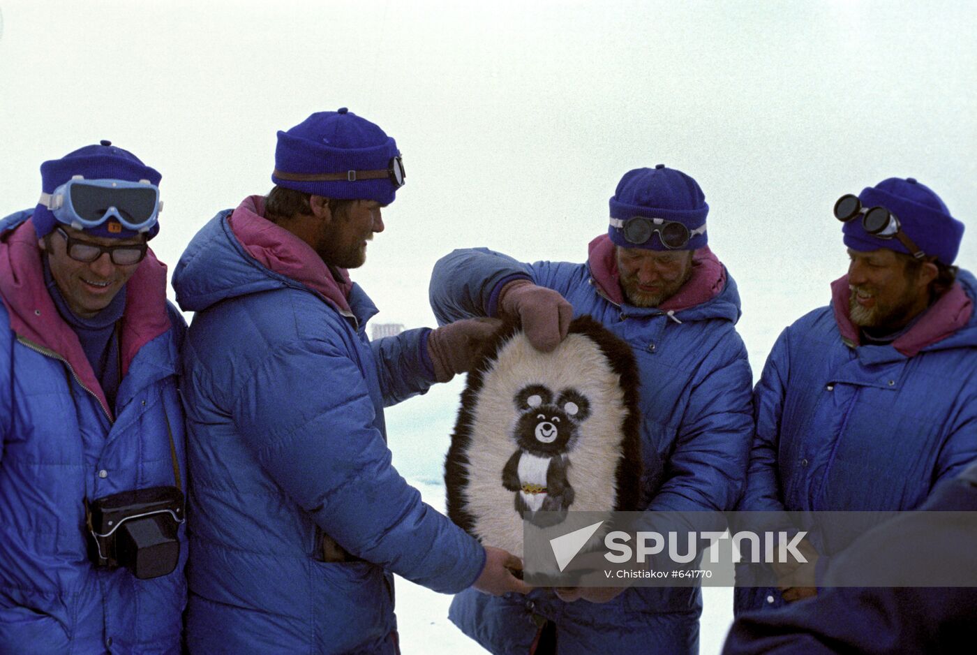 Expeditionists receiving souvenirs at the North Pole