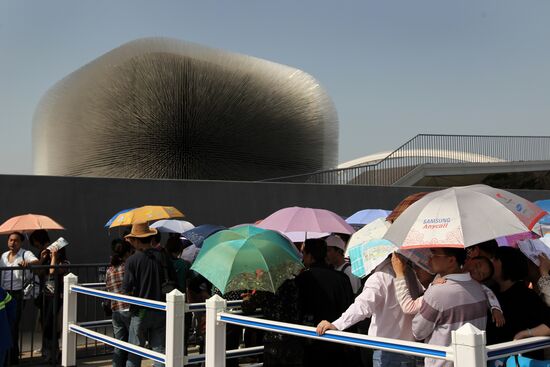 Visitors line up to view U.K. Pavilion at World Expo 2010