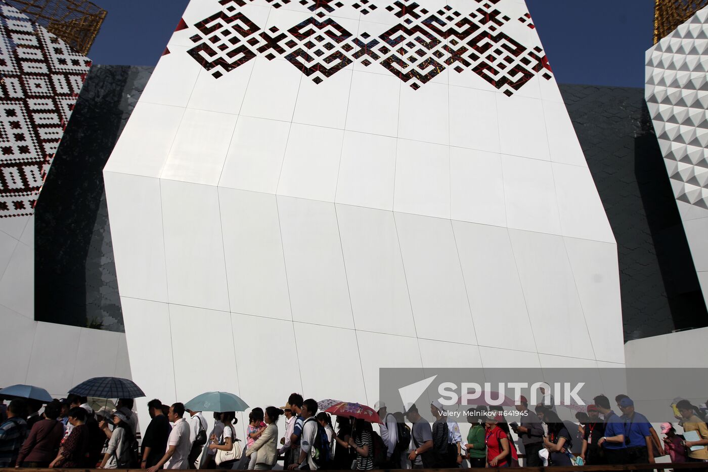 Visitors line up to view Russia Pavilion at World Expo 2010