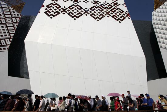 Visitors line up to view Russia Pavilion at World Expo 2010