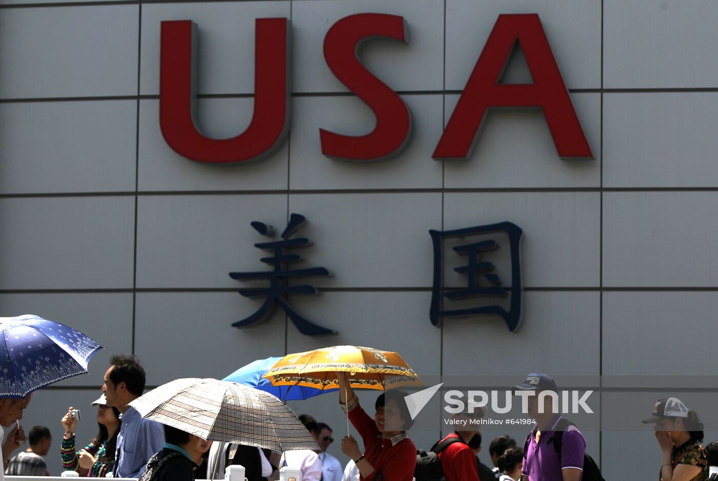 Visitors line up to view U.S. Pavilion at World Expo 2010