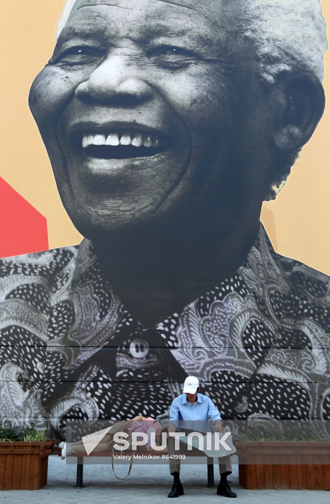 Visitors at Africa Pavilion at Shanghai World Expo