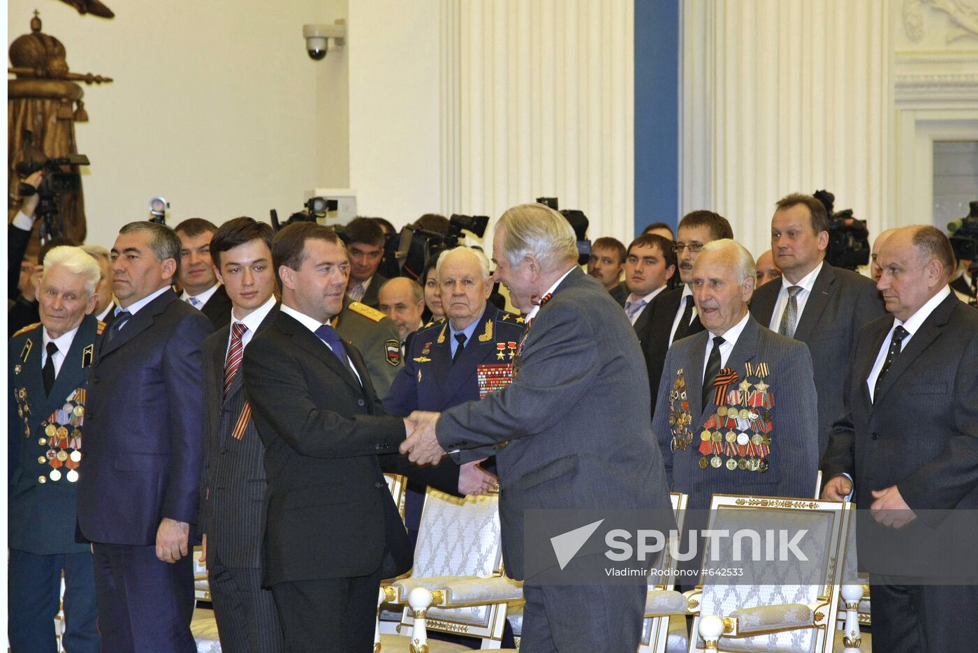 Dmitry Medvedev bestows City of Military Glory honorary title