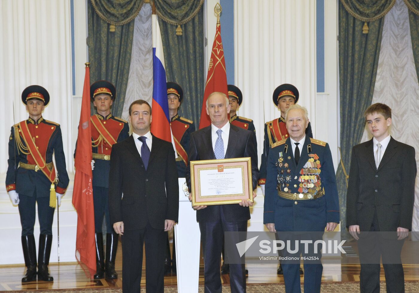 Dmitry Medvedev bestows City of Military Glory honorary title