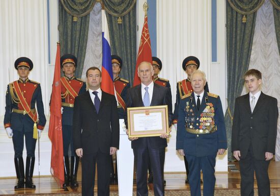 Dmitry Medvedev bestows City of Military Glory honorary title