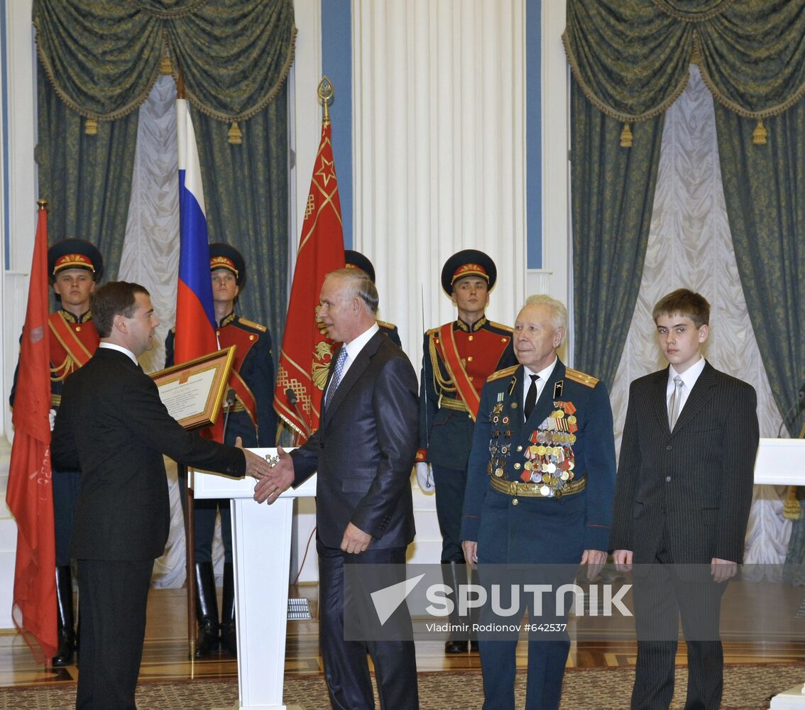 Dmitry Medvedev bestows City of Military Glory honorary title