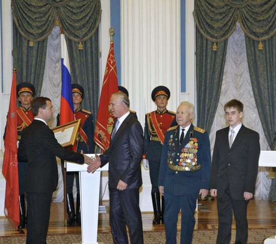 Dmitry Medvedev bestows City of Military Glory honorary title