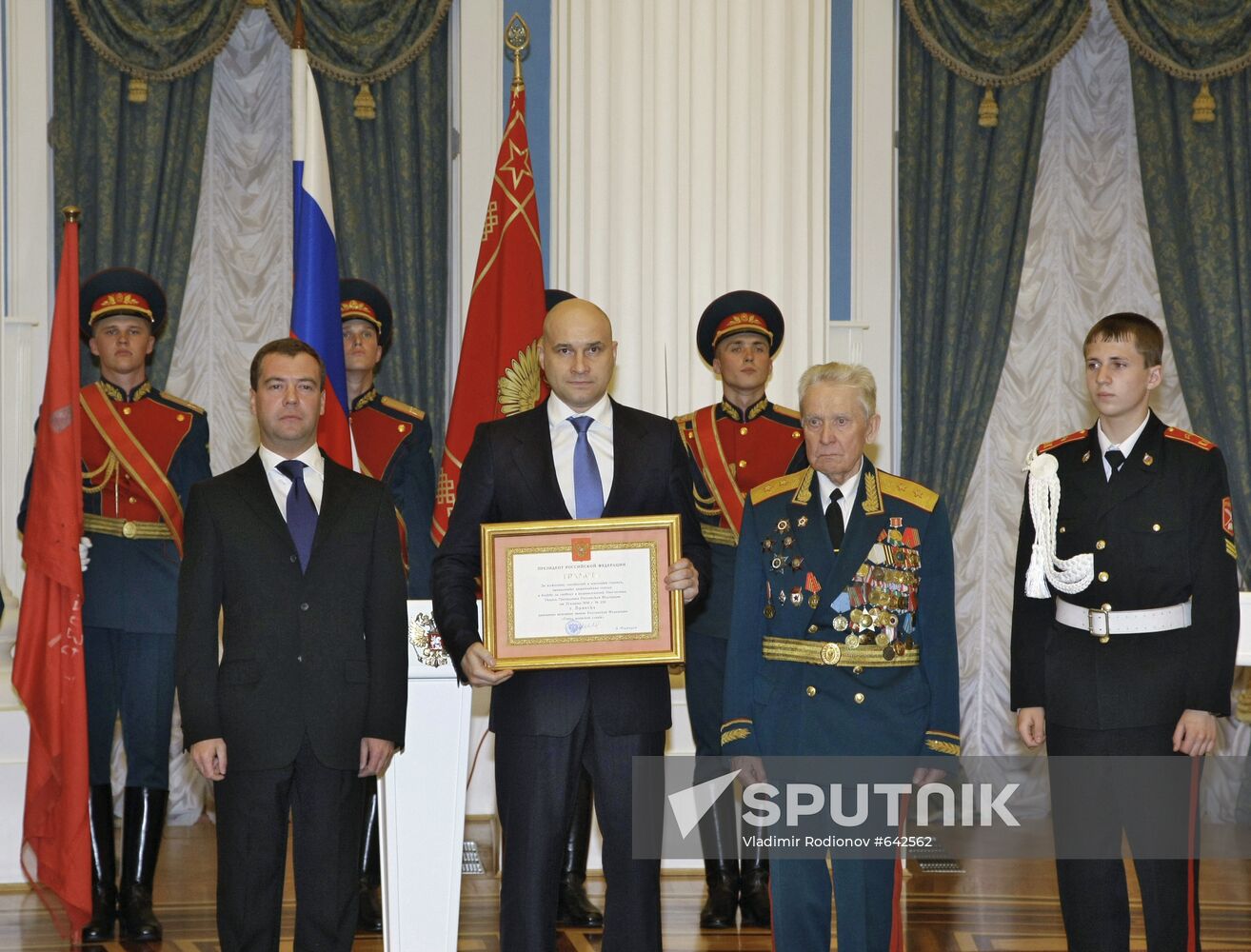 Dmitry Medvedev bestows City of Military Glory honorary title