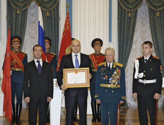 Dmitry Medvedev bestows City of Military Glory honorary title