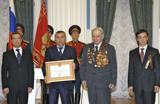 Dmitry Medvedev bestows City of Military Glory honorary title