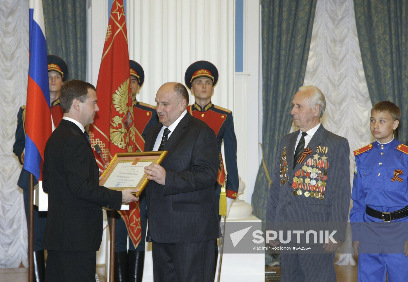 Dmitry Medvedev bestows City of Military Glory honorary title