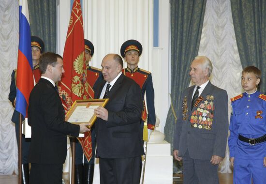 Dmitry Medvedev bestows City of Military Glory honorary title