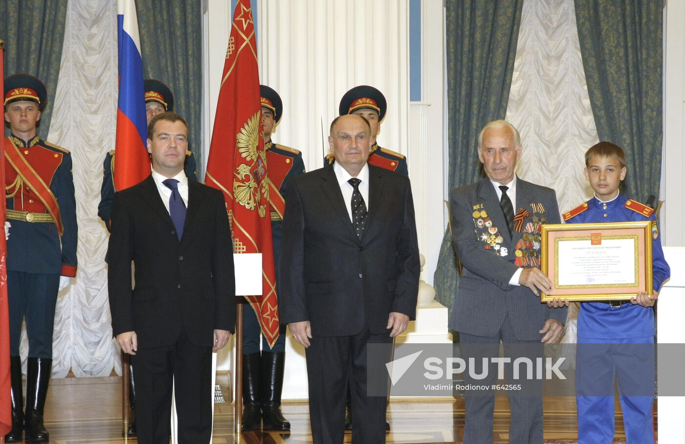Dmitry Medvedev bestows City of Military Glory honorary title