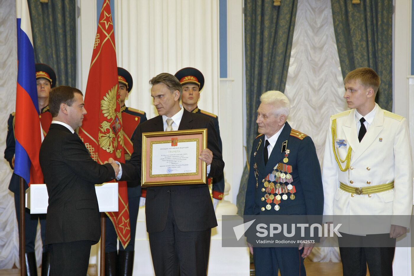 Dmitry Medvedev bestows City of Military Glory honorary title
