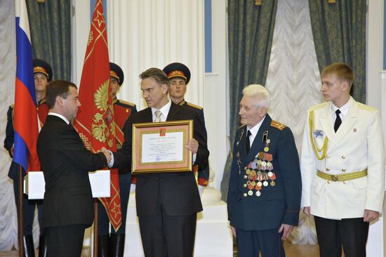 Dmitry Medvedev bestows City of Military Glory honorary title
