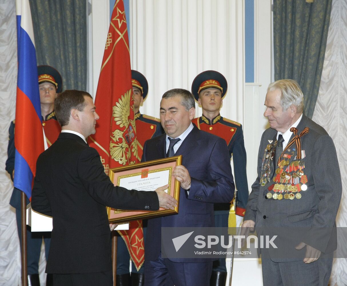 Dmitry Medvedev bestows City of Military Glory honorary title